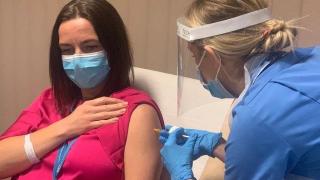 Една доза от Pfizer и AstraZeneca намалява хоспитализациите с 80%, сочи ново британско изследване (видео)