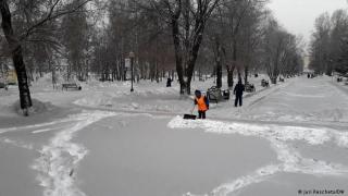 Мъж организира собствена техника, за да почисти от сняг един от кварталите в Добрич