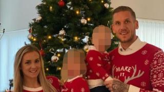 Въоръжени с мачете мъже нахлуха в дома на звезда на "Евъртън" и взеха жена му и децата за заложници