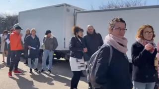 Огромна опашка от желаещи да гласуват се изви в Източен Лондон (видео)