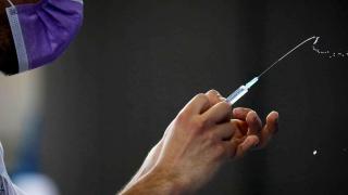 В САЩ поставиха рекордните 4,6 милиона дози ваксина за един ден (видео)