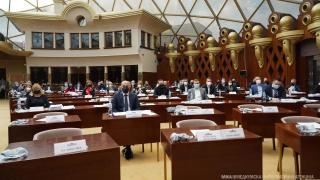 Заразени с Covid-19 македонски депутати се появиха със скафандри в парламента