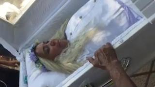 Жена изрепетира собственото си погребение, за да знае какво ще представлява (видео и снимки)