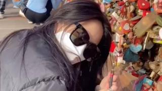 Жена пропътува 10 000 км, за да унищожи любовен катинар, който закачила със своя бивш (видео и снимка)