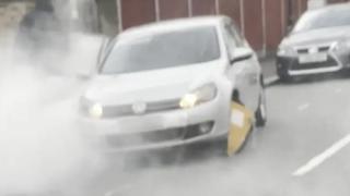 Шофьор опитва да потегли с поставена скоба за неправилно паркиране (видео)