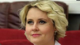 Потайната руса дама, която стои зад кампанията срещу ваксината на Pfizer