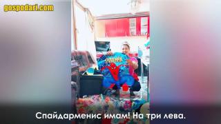 Колоритна обява от ромка, продаваща детски играчки, взриви мрежата (видео)