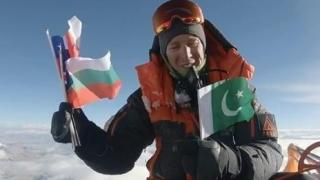 Американски алпинист качи на Еверест българския флаг в памет на Атанас Скатов (видео)