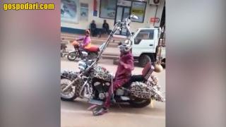 Колоритен моторист показва как се удържа огромен мотор (видео)