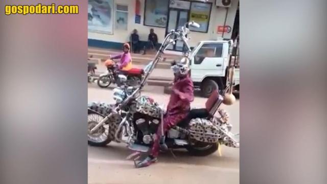 Колоритен моторист показва как се удържа огромен мотор (видео)
