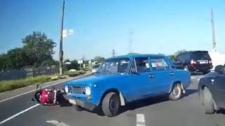 "Жигули" удря моторист в Украйна, движещ се по осевата линия (видео)
