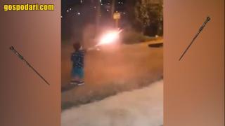 Дете преследва родителите си с фойерверк (видео)