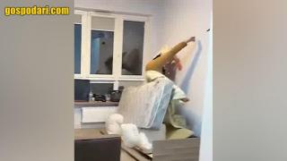 Момче вдига във въздуха съквартиранта си (видео)
