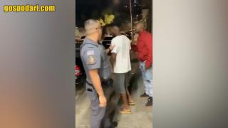 Бразилски полицай нокаутира младеж след неподчинение (видео)