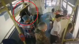 Никой не помага на момиче, което припада в градския транспорт (видео)