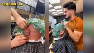 Мъже си правят кола маска на цялото лице (видео)