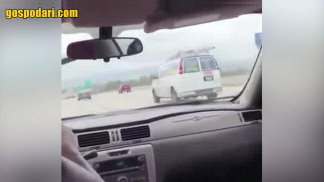 „Майстор“ на волана губи управление (видео)