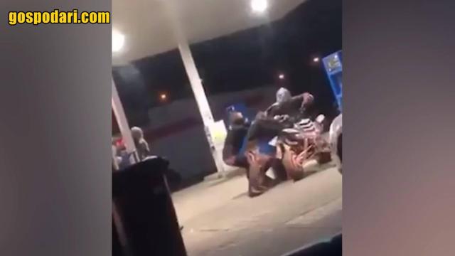 Двама полицаи се опитват да арестуват мъж, който изобщо не се дава (видео)