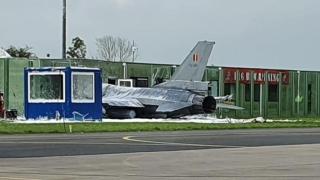 Белгийски изтребител F-16 се разби в сграда на нидерландска военновъздушна база (снимки)
