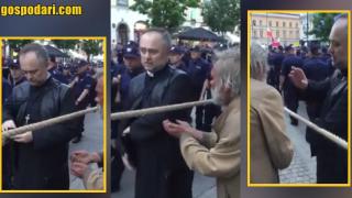 Свещеник заблуждава просяк, че ще му даде пари и го подминава (видео)