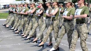 В Украйна накараха жени-военни да маршруват с високи токчета (снимки)