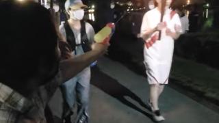 Арестуваха жена, стреляла с воден пистолет по щафетата с олимпийския огън (видео)