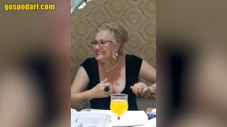 Жена се развихря с танците въпреки неодобрението на съпруга си (видео)