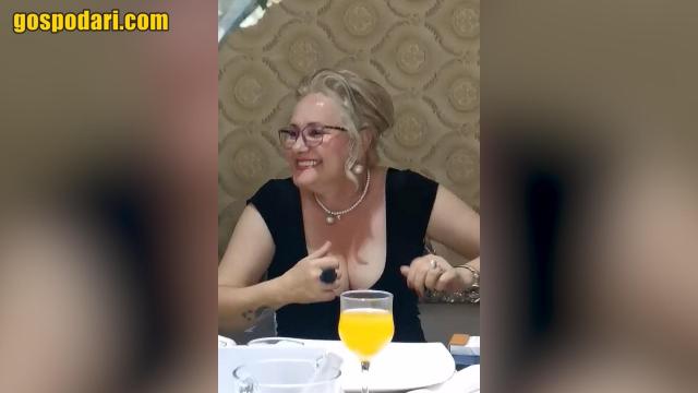 Жена се развихря с танците въпреки неодобрението на съпруга си (видео)