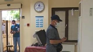 В Турция мъж се опита да гласува с климатика (видео)