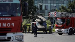 Американски хеликоптер "Блек Хоук" кацна аварийно в центъра на Букурещ (видео)