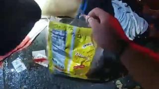 Полицай спасява живота на наръган с нож човек с помощта на пакетче от чипс (видео)