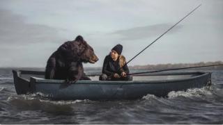 Жена и огромна кафява мечка излизат заедно на риболов с лодка (видео и снимки)