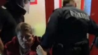 Шеф на ЦСКА-София ударен с бутилка, полицаи го влачат към съблекалнята (видео)