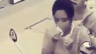 Крадец задигна... носната кърпичка на жена (видео)
