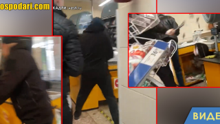 Мъж разби супермаркет с брадва, защото не пуснали жена му без маска (видео)