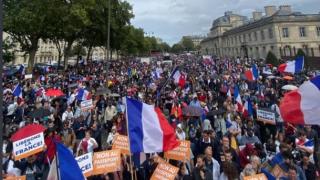 Франция пак на масов протест срещу Covid мерките, полицията използва сълзотворен газ (видео)