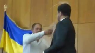Кмет заля депутат с вода в Украйна след спор на заседание (видео)