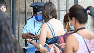 Властите в Норвегия призоваха хората да се откажат от ръкостискането