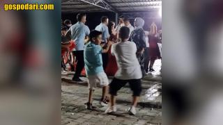 Деца смайват с уникален танц по време на сватба  (видео)