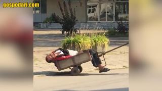 Прибират пиян като кирка мъж с ръчна количка (видео)
