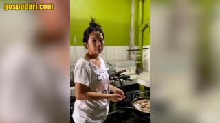 Мъж си прави майтапи с жена си, докато тя готви (видео)