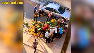 Случайни минувачи помагат на човек, който е разсипал плодовете си на улицата (видео)
