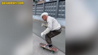 Дядо скейтбордист показва завидни умения с дъската (видео)