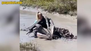 Жена демонстрира майсторско излизане от кална локва с АТВ (видео)