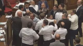 Масов бой в арменския парламент (видео)