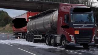 Затвориха магистрала във Великобритания заради теч на 32 000 литра джин