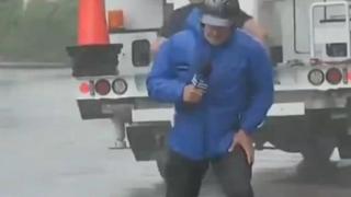 Репортер прекалява с драматизма при отразяване на урагана Айда (видео)