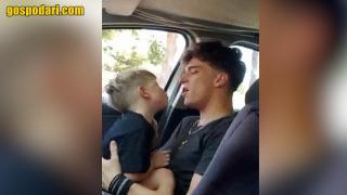 Уникален дует между баща и син, които пеят любимата си песен в колата (видео)
