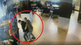 Лекар спасява живота на задавил се клиент на заведение (видео)