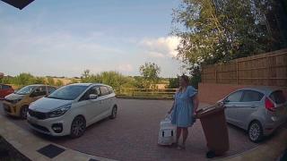 Жена без да иска лъсна гола при запознанството с новите си съседи (видео)